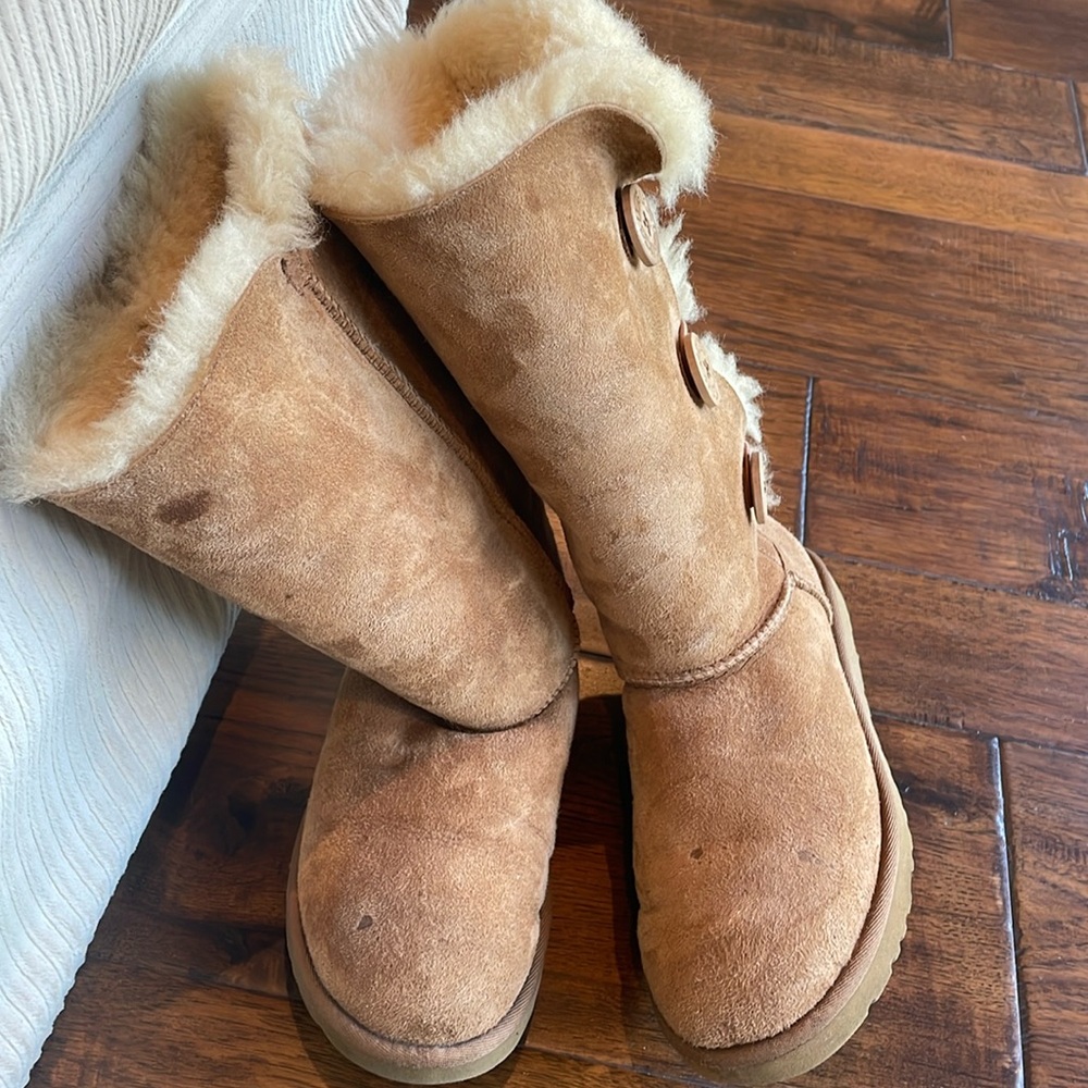 Ugg women’s Bailey Button triplet boots, size 7